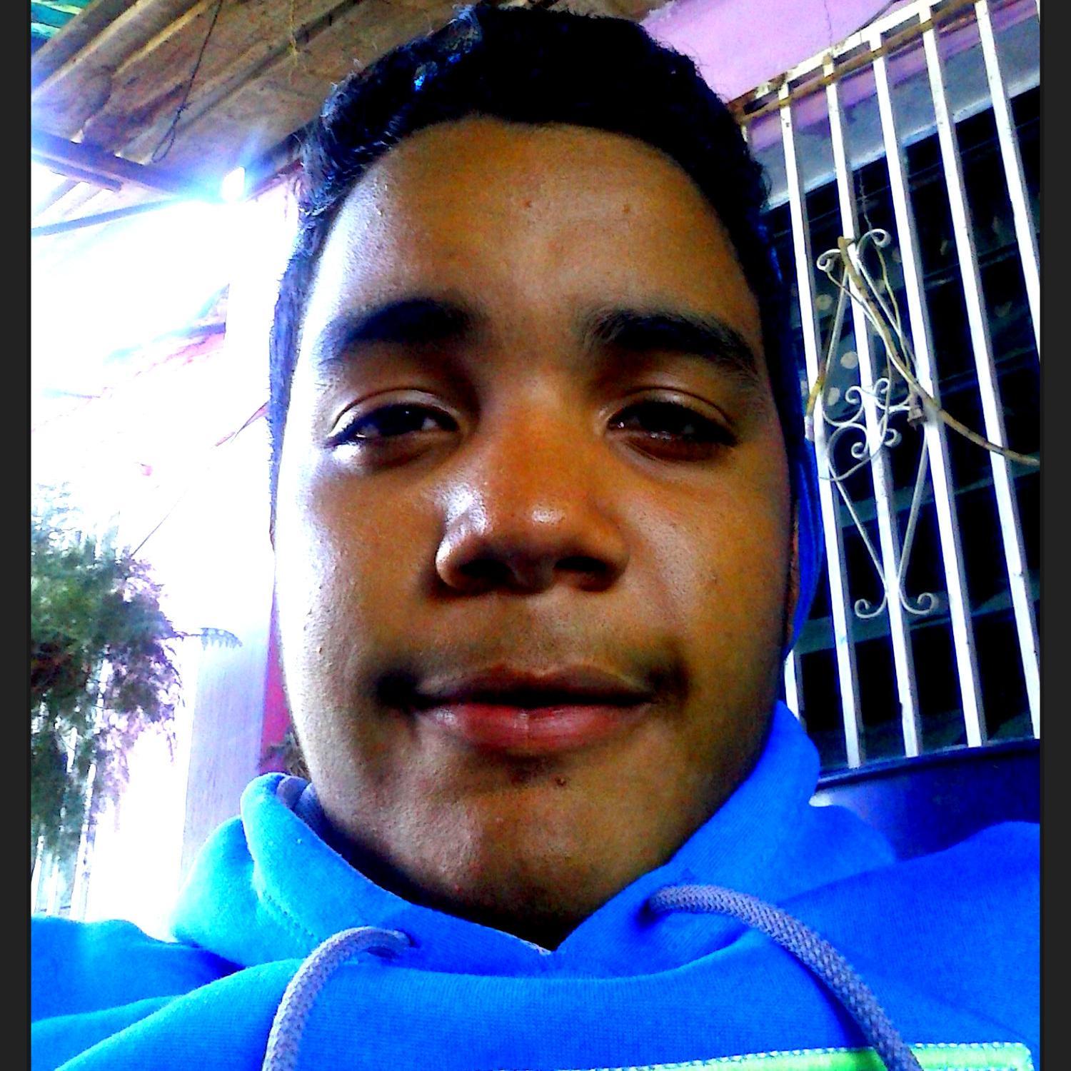 soy un chico q le gusta mucho el face y el twitter y tambien m gustan muchos los deportes como el futbol y el beisbol y soy fan de one direction ymgustalamusic