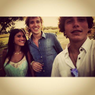 eliassternin's profile picture. Mas de cien palabras, mas de cien motivos para no cortarnos de un tajo las venas, mas de cien pupilas donde vernos vivos, mas de cien mentiras que valen la pena