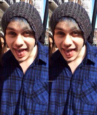 follow and rt @bangablemuke spams for michael clifford for free follows. x