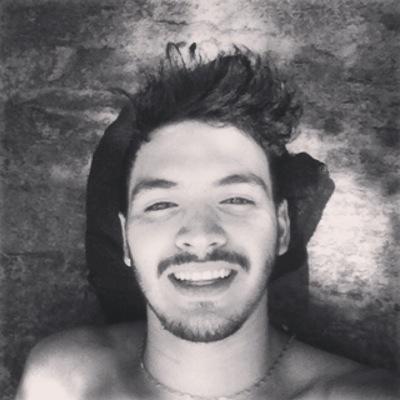O homem que tem confiança em si ganha a confiança dos outros.              snap: yancardozo