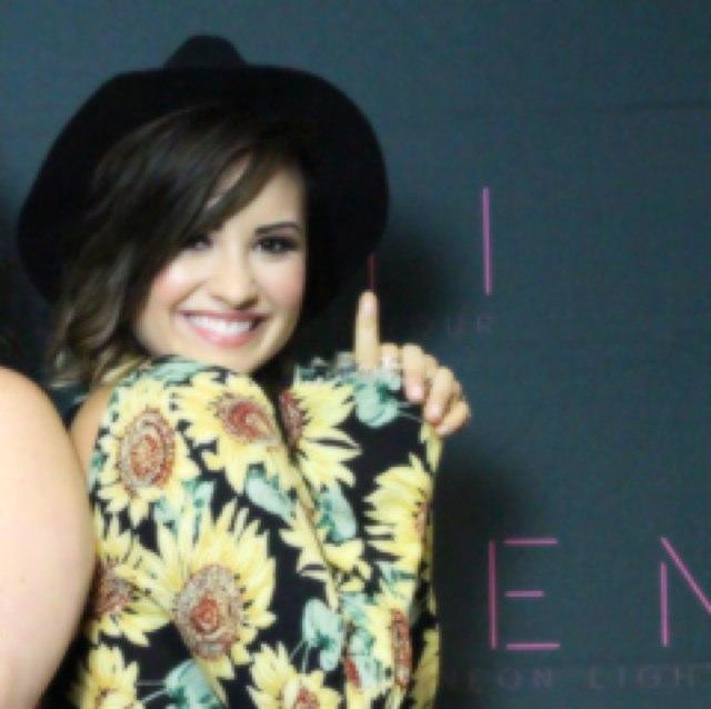 this is a free follow, follow @demilovat0ox @demilovat0x