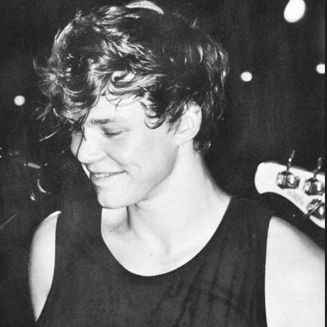 FOLLOW @Calums_giggle_ SHE FOLLOWS BACK!