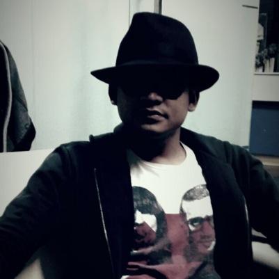 Teateris||Aktoris||Konseptoris||Punya Klitoris||Hidup dengan 90% joke 10% insya'allah serius. Aing MU anying! :)