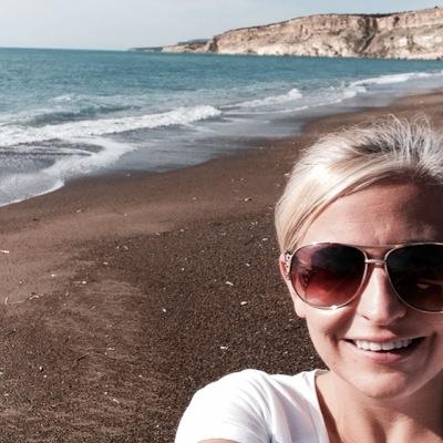 betowens's profile picture. Bridget Jones without the big pants...or the diary