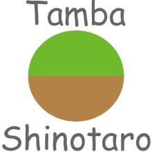 兵庫県の真ん中の自然豊かな丹波で農薬・化学肥料を使わず旬の露地野菜を中心にハーブ類や丹波黒大豆、原木しいたけ等の野菜を育てています。
農家だからできる、農家しかできない種蒔きから栽培、収穫、加工、出荷まで一貫して行っています。育てた野菜や加工品がどのようにしてお客様にだどりつくか食べていただけるかを大切にしています。