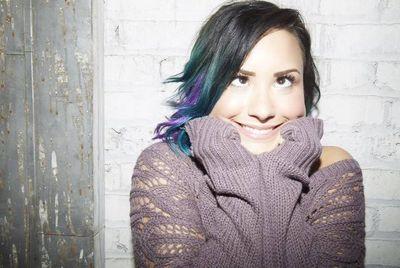 Eu te vi de cabelos pretos, castanhos ,vermelhos, loiros e vou estar aqui pra te ver de cabelos brancos @ddlovato FC criado dia 15/12/11