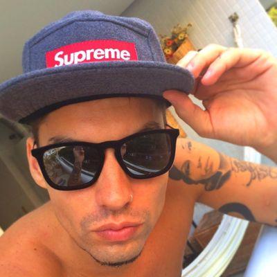 Eis me aqui numa margem distante,
Num lugar impossível,
Onírico, ideal, impraticável e lindo