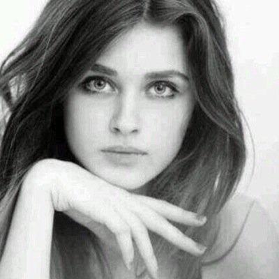 ‏طالبة جامعيهَ ` من جده `عملتنَي الحيآة أن ابكي فـ زآوية لا يرآني فيها احد،وامسحَ دمعتي ،واخرج للـ نآس مبتسمه.