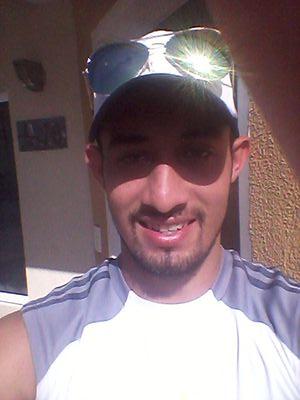 Profesor de educación física  y entrenador de tenis .  confió  complemente en Dios .hijo de Dios. amantes de los deportes .
amante del tenis y Running