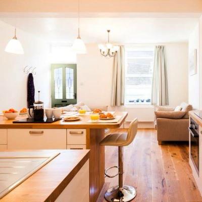 A lovely newly refurbished holiday cottage in the centre of Dartmouth. Sleeps 4, 2 bed, 2 bathroom. Owners Direct ref: E14360