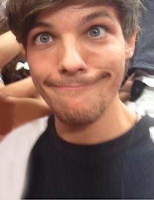 se one direction não fosse bom eu não teria jogado minha vida social na lixeira só pra amar esses cinco viados ♡