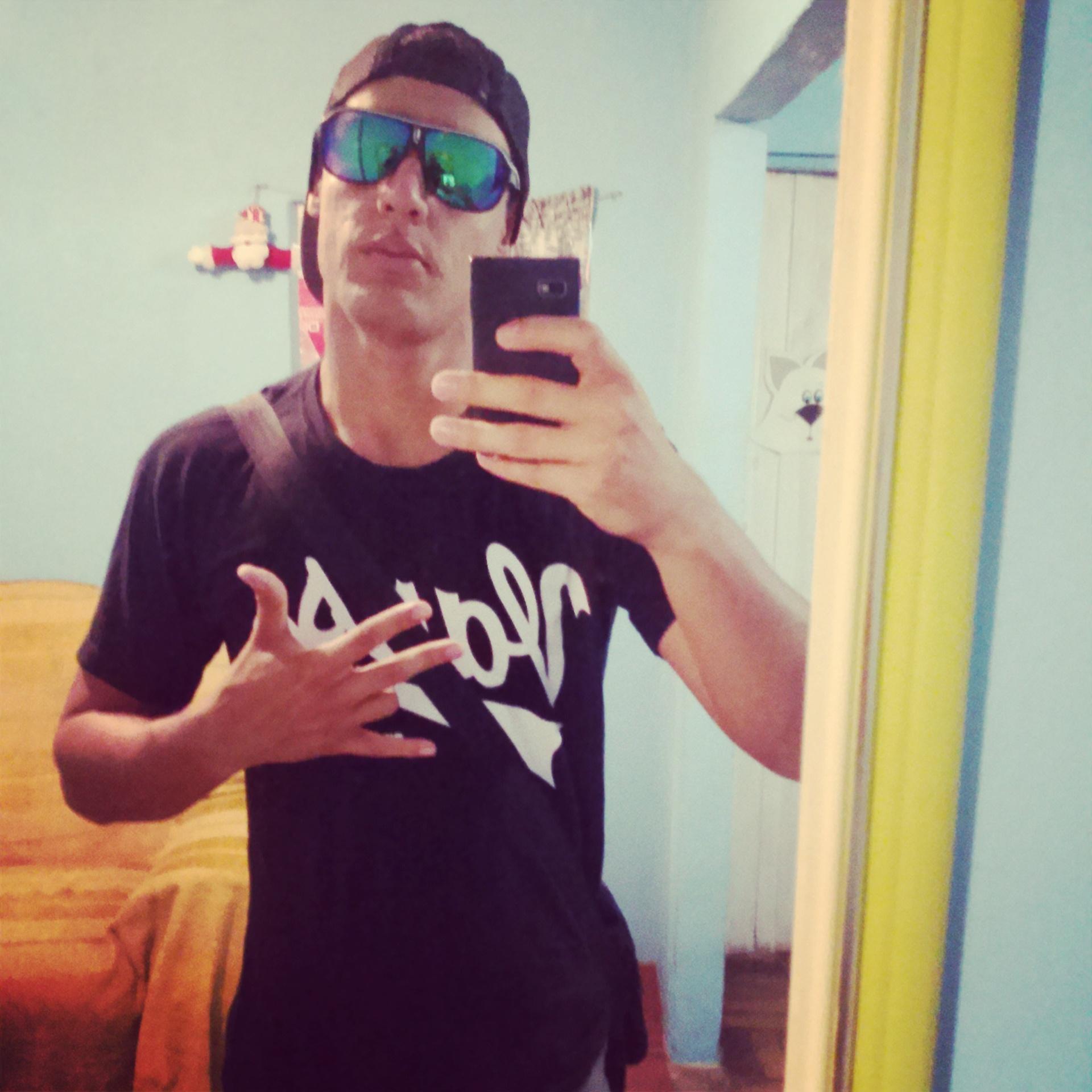 Um rosto lindo e um sorriso encantador
e um jeitinho de falar que me pirou, que me pirou o cabeção