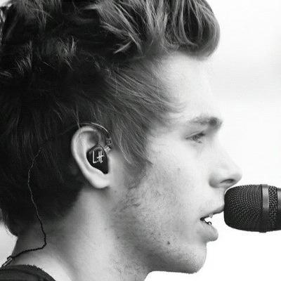 Olha que garota linda! seria uma linda advogada ,pena se virasss fã de 4 gays♡5sos♡