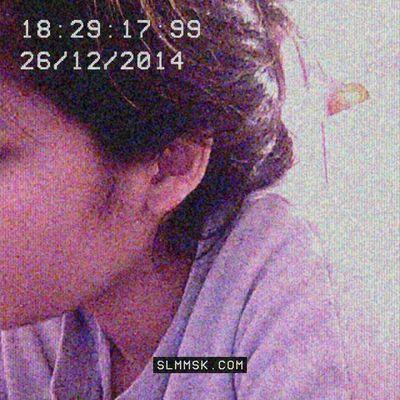 Me he visto llorando en los ascensores que subían mientras mi corazón lleno de cuchillos me bajaba por el cuerpo apuñalando recuerdos y canciones. 18