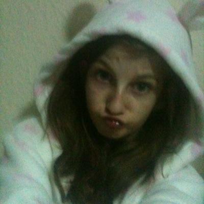 AlishaHarrop's profile picture. Living