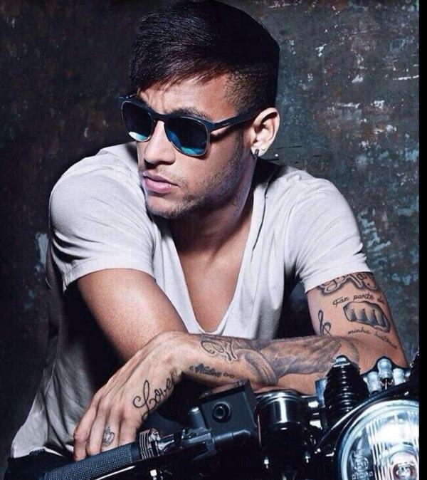 I stan Neymar, Messi, one direction, ariana, justin, chris brown, nicki minaj, katy perry e.t.c. One direction is life.