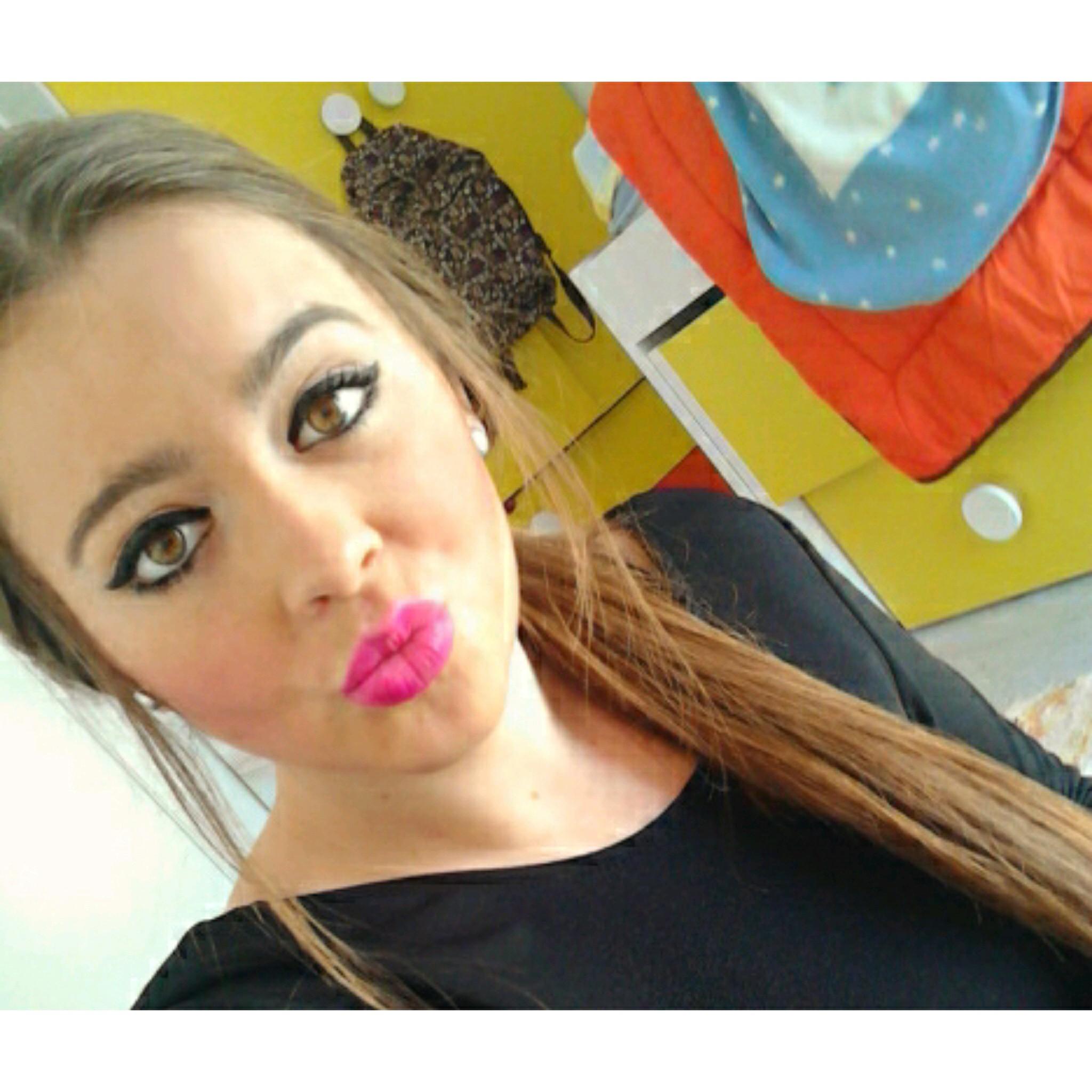 Orgullosa,confio poco pero voy a muerte por quien lo merece,lo que a mi me duele no lo toca nadie. RODEADA DE LAS MEJORES♡