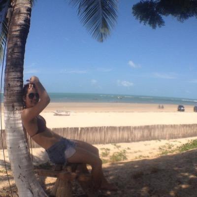 É que sou o tipo de gente que todo mundo pensa que conhece. Mas se enganam feio. Pouquíssima gente me desvenda.