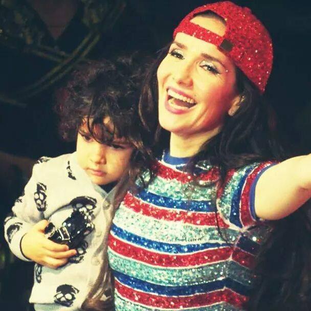 Cantante, actriz, diseñadora, empresaria, modelo, mama y esposa.