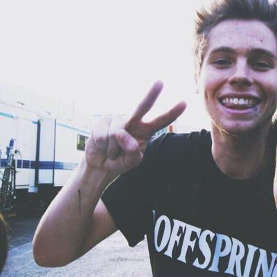 i only follow ppl who have luke's follow