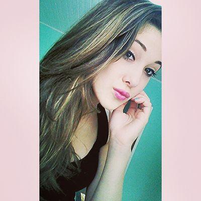 menina risonha que ri e sonha