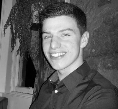 I'm Scottish. I play guitar sometimes.
Engineering student...
Expert Netflix and Chiller ✌