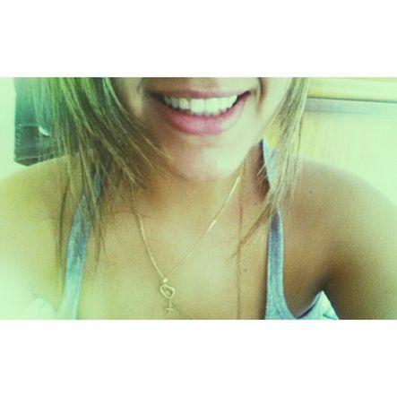 Só sorrio para quem provoca meu sorriso.
Insta:AnaAliceV