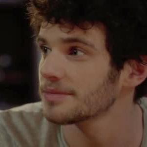 feuilly68's profile picture. Artesano, cinéfilo, cafeinómano, revolucionario. 24.