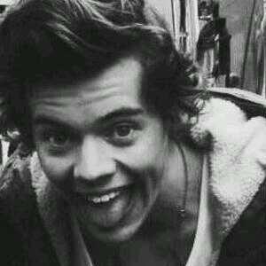 dm me a selfie your fave hot harry girl with her name & user and i will post it anonymously :)