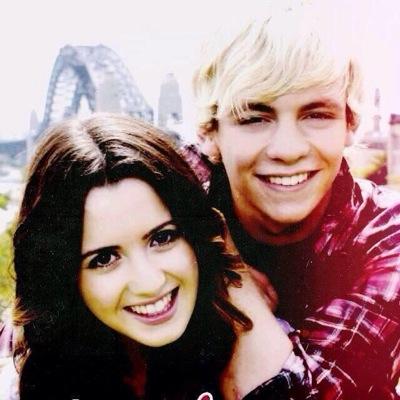 I'm Austin. singer. I love @AllyscnDcwscn she's all mine so back off!