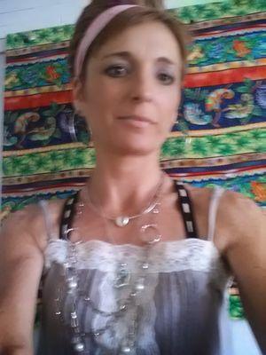 8679c6f421454f3's profile picture. 40,  married, mother of one, works in food and beverage