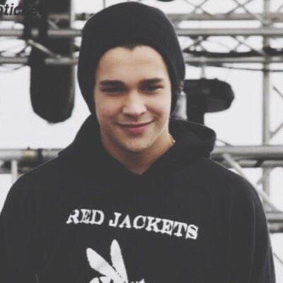 AustinMahoneFSx's profile picture. Your hand looks heavy, let me hold it for you
