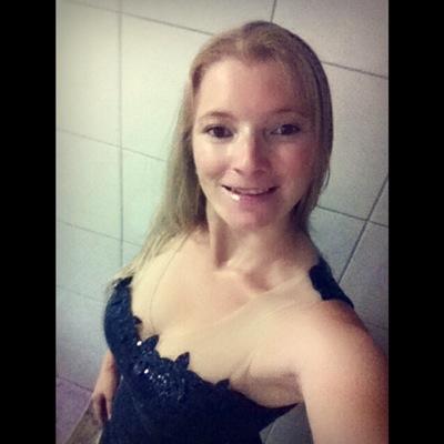 Amo música, mar, volley e adoro rir sem ter motivos!!!