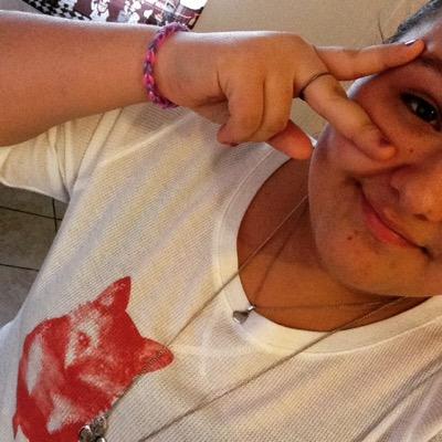 Im 15 i go to Elida High School. I like to meet new people and singing and art are my passion. follow for a follow back thanks :)