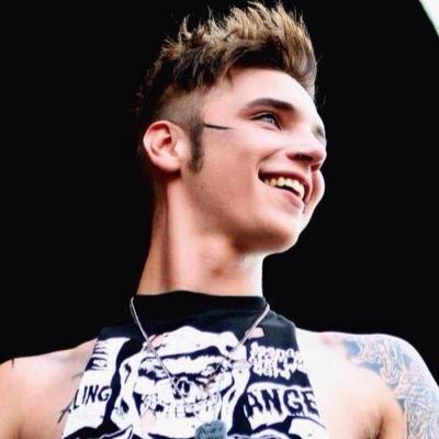 hey moon please forget to fall down. ✨nemo es lo único bien en esta vida✨ kik: dylanoctm ✨c a s d c ✨