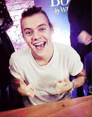 1963hes's profile picture. there's always gonna be someone who is disgusted by girl+girl kissing. you better kiss her in public everyday & put up that finger.