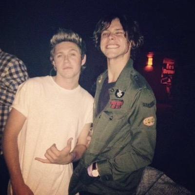 lux5sos1d's profile picture. band follows i think. well it says they follow me. but they arent in my followers lolz