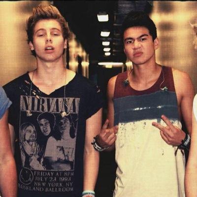 follow @rhoodxx because she gave you a free follow!!
