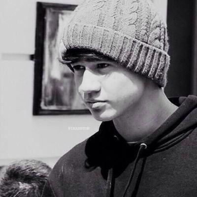 hi hello if you could please follow @kaliftcashton thatd be lovely