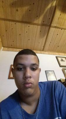 soy Luis García . soy un bellaco me gusta ver porn y  amo el sexo . y jugar  play ir a  la playa  ir al  cancha  a jugar basket y cocinar. tengo 28 años soltero