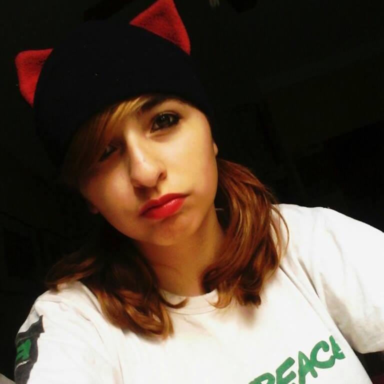 bailarina, no me gusta ser sociable, tengo 15 años, hago parkour, tengo una historia trajica, soy algo metalera y rockera, me gustan las peliculas de terror :33