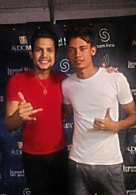 modelo 20 anos Facebook: http://t.co/pcD8NLMAVd / Instagran: @wilsson_carrlos luanatico/gusttaveiro dia do abraço do @israelnovaes 13/04/14