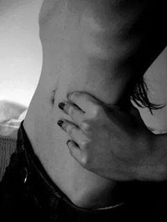 MenteSuicida13's profile picture. es mejor sonreír falsamente a explicar la razón de tus tristezas