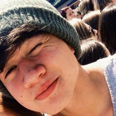 Go follow @PizzaLuvs5SOS because she gave you this free follow