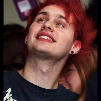 IDOLO: persona che ti fa perdere la testa, piangere, ridere, urlare, emozionare, impazzire,sperare, sognare,renderti una persona migliore. ♡