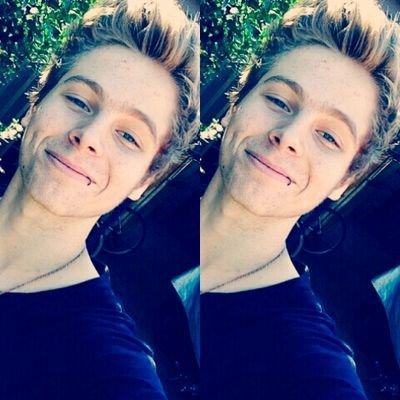 ♡ 5SOS fam ♡ | | Arianator \|/ Lou is DA BAE \|/ He‘s in a band. They do weird shit sometimes \|/writer/ Bulgaria ♥