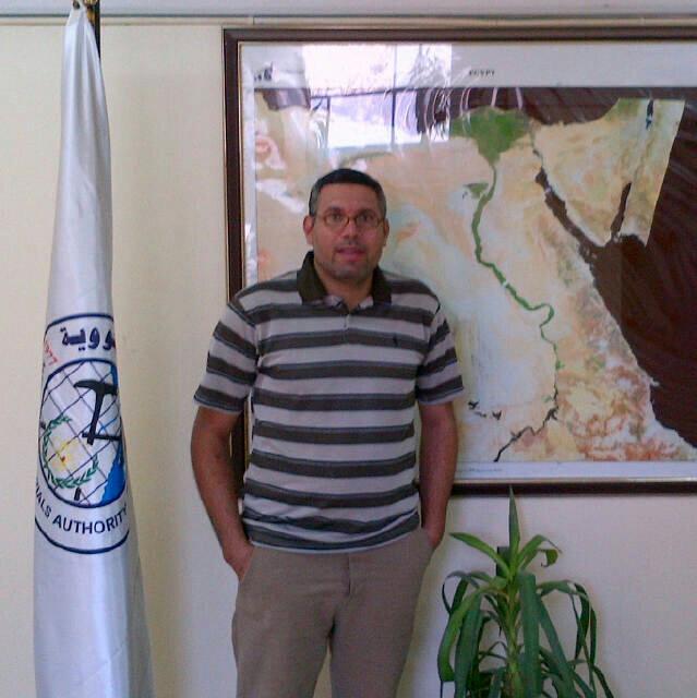 ‏‏متزوج /وأعول ثلاث اولاد ذكور / دكتور فى هيئة المواد النووية احب كرة القدم /قراءة المواد الاسلامية