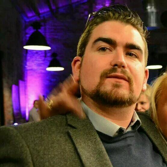 Father of 2, likes to cook good food,I train occasionally. Finally found the love of my life
.....oh yea I moved to Sverige from Uk