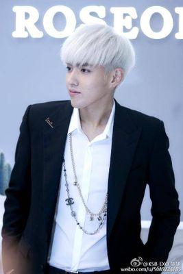 WU YI FAN! หล่อ หน้าตาดี มีรถขับ มีแบล็กการ์ด แต่สติพี่ไม่มีนะน้องนะ #การเงินมีปัญหาใส่ชุดคิตตี้มาหาพี่ #คริสออบซอ