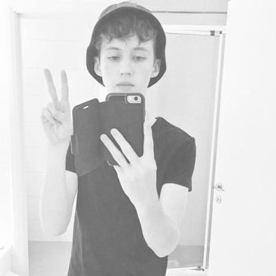 free follow from @softhojoon! have a lovely day :)